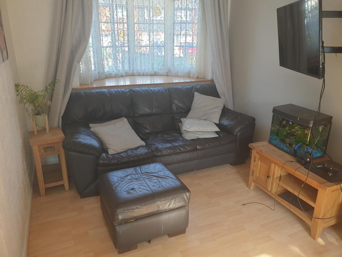 Harry Potter Theme Double Room In Shared House วัตฟอร์ด ภายนอก รูปภาพ